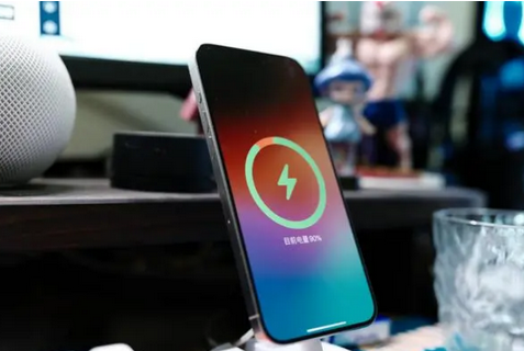 崇信苹果15换屏服务分享用什么充电器给iPhone15充电更好 